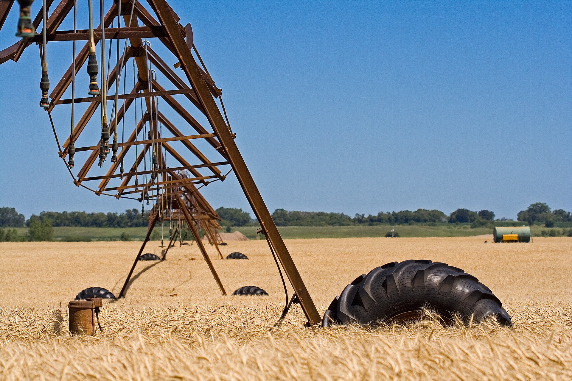 Centre-pivot irrigation. Stock photograph, not a Samanga site