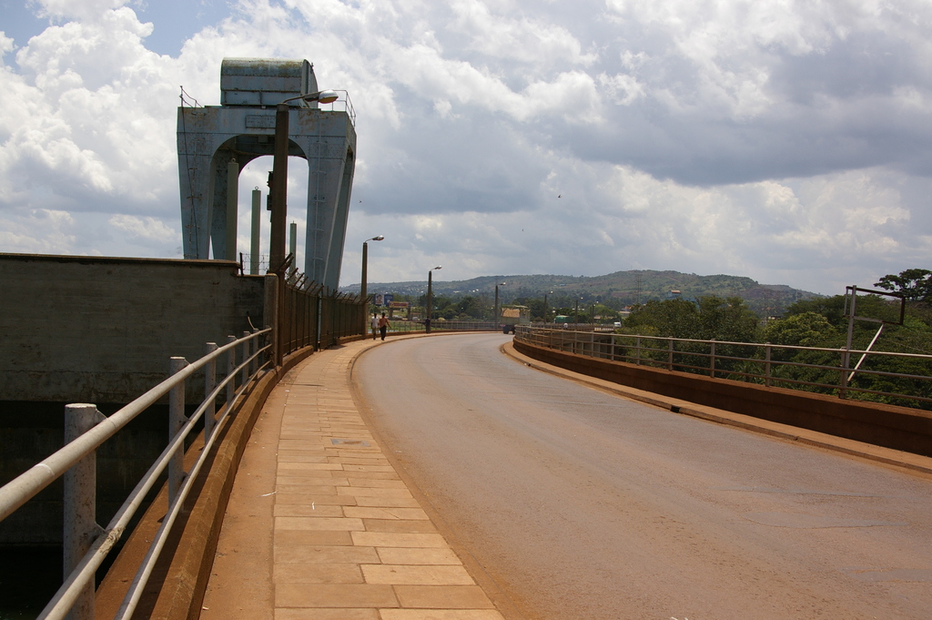 Nalubaale (Owen Falls) hydropower station on the Victoria Nile at Jinja, Uganda. Public photograph (Nao Iizuka, CC BY 2.0), not a photograph of Samanga works